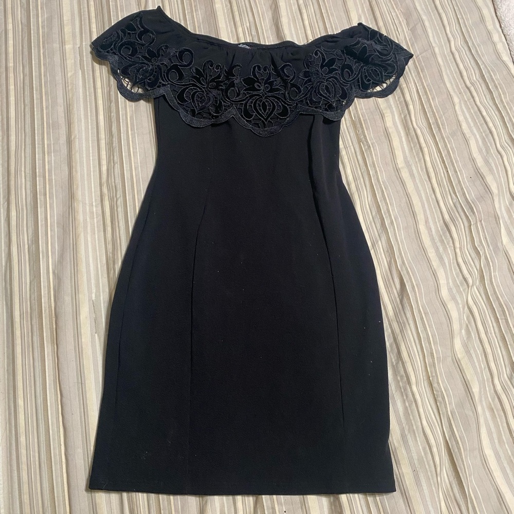 Selling a black off the shoulders dress !!